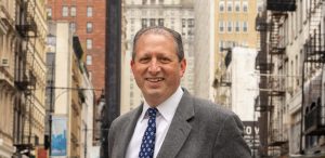 Les fonds de pension de New York envisagent de réattribuer des mandats à BlackRock et Fidelity