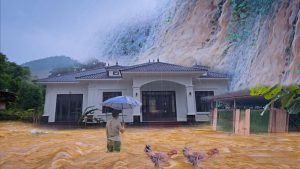 Les pluies torrentielles menacent la maison et la ferme du garçon