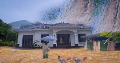 Les pluies torrentielles menacent la maison et la ferme du garçon