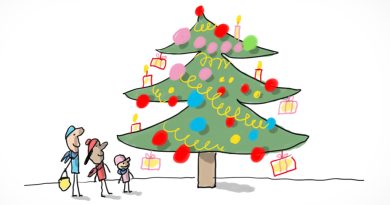 Trois enfants, emmitouflés dans leurs bonnets et leurs écharpes, admirent un très grand sapin de Noël décoré de guirlandes, de bougies et de boules.