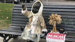 Les sculptures des petits fondateurs de Kyiv ont été déguisées pour Noël