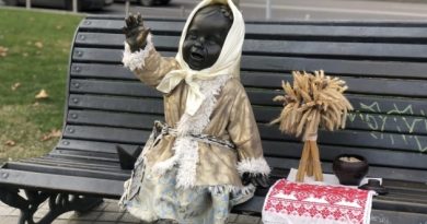 Les sculptures des petits fondateurs de Kyiv ont été déguisées pour Noël