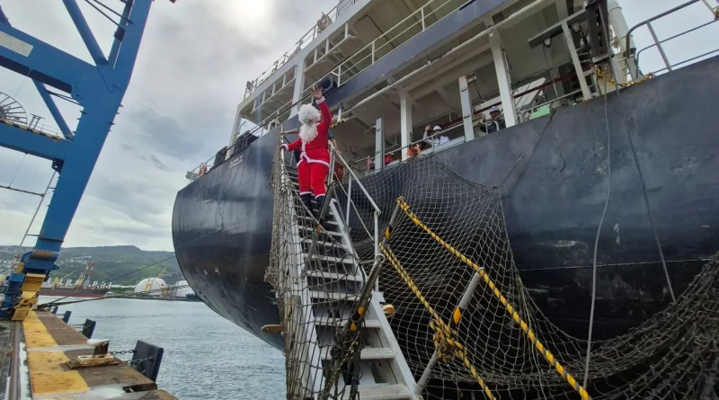 Letchis, visites et échanges : Noël solidaire pour les marins du port réunionnais