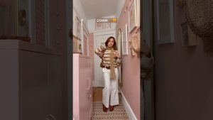 Look adorable avec ce look : pull, ceinture et écharpe chinés !