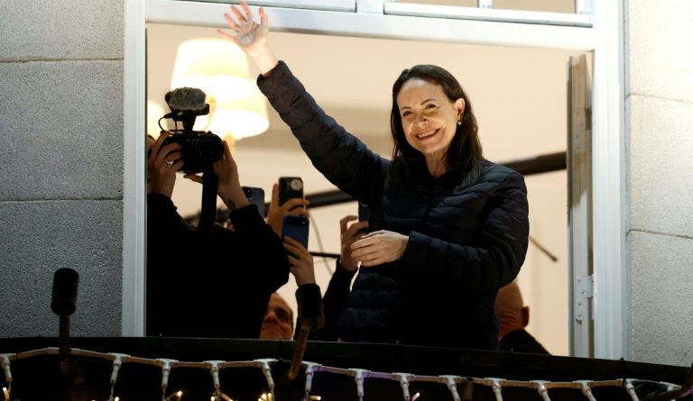 L'opposante vénézuélienne Machado réapparaît à Oslo après presque un an de clandestinité