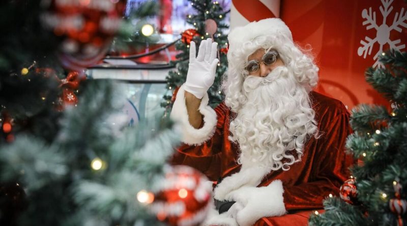 « Qui veut être Père Noël au smic ? Le costume rouge perd de son attrait avant les fêtes »