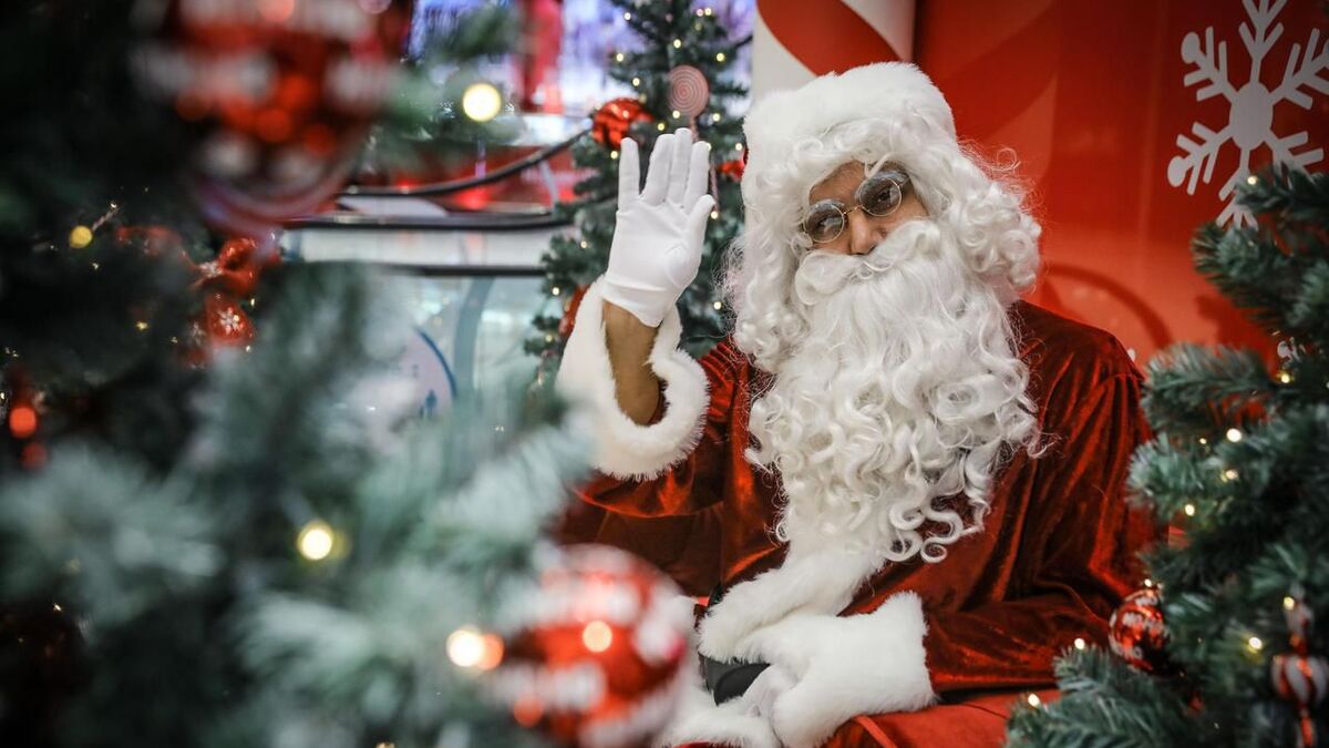 « Qui veut être Père Noël au smic ? Le costume rouge perd de son attrait avant les fêtes »