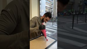 Macaron framboise avec crème légère à la vanille