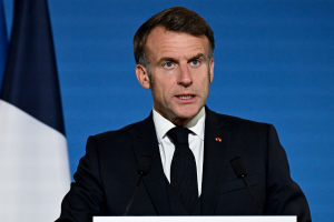 Le président de la République a promulgué la loi spéciale qui reconduit temporairement le budget 2025. Les débats parlementaires doivent reprendre en janvier pour doter l