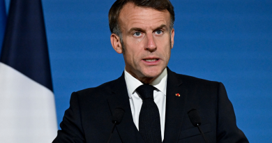 Le président de la République a promulgué la loi spéciale qui reconduit temporairement le budget 2025. Les débats parlementaires doivent reprendre en janvier pour doter l