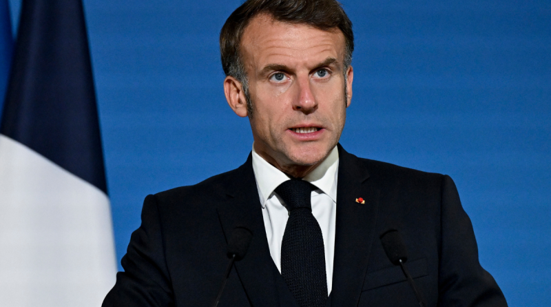 Le président de la République a promulgué la loi spéciale qui reconduit temporairement le budget 2025. Les débats parlementaires doivent reprendre en janvier pour doter l