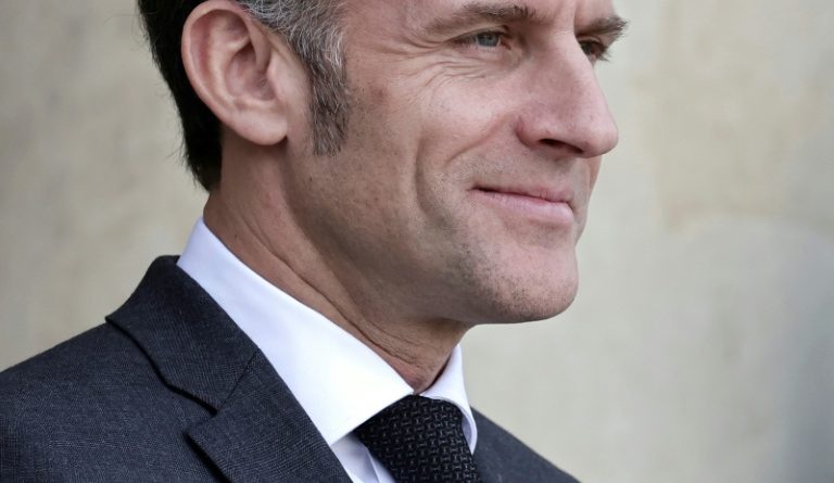 Macron confirme une loi pour interdire les réseaux sociaux "avant 15-16 ans"