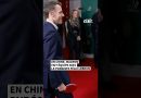 Macron joue au tennis de table lors de sa visite en Chine