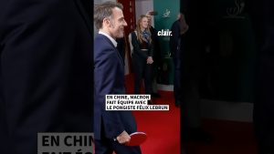 Macron joue au tennis de table lors de sa visite en Chine