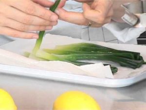 Maigre en papillote aux poireaux, beurre de genièvre et citron