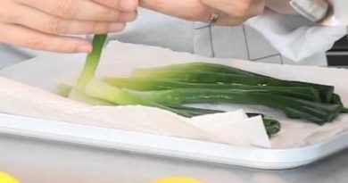 Maigre en papillote aux poireaux, beurre de genièvre et citron