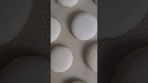 Maîtrisez la technique du pochage pour macarons