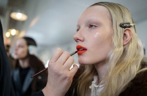 Maquillage : 3 signes de la fin de la tendance « clean girl » en 2026 - Elle