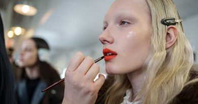 Maquillage : 3 signes de la fin de la tendance « clean girl » en 2026 - Elle