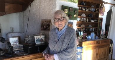 Mamie Nono fête ses 105 ans : une réunion de cinq générations pour Noël et une vie dédiée au bonheur des siens.