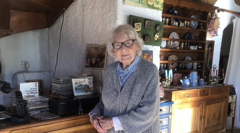 Mamie Nono fête ses 105 ans : une réunion de cinq générations pour Noël et une vie dédiée au bonheur des siens.