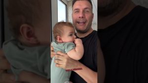 Mavie reçoit son vaccin contre le sarampo et est protégée !