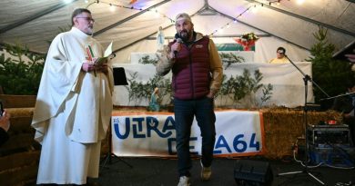 Messe, sapins et huitres: à Carbonne, le réveillon sur l'autoroute des Ultras de l'A64