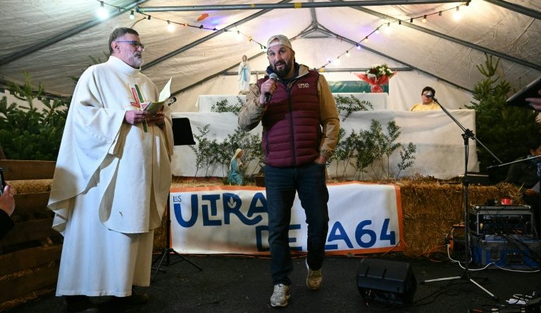 Messe, sapins et huitres: à Carbonne, le réveillon sur l'autoroute des Ultras de l'A64