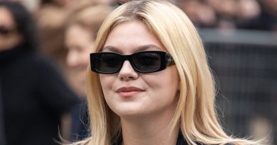 Minijupe bicolore et bottines de motarde : Louane évoque son adolescence avec style