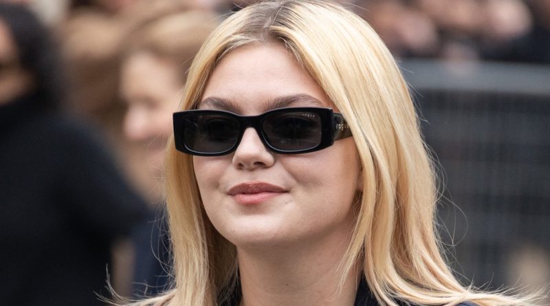 Minijupe bicolore et bottines de motarde : Louane évoque son adolescence avec style