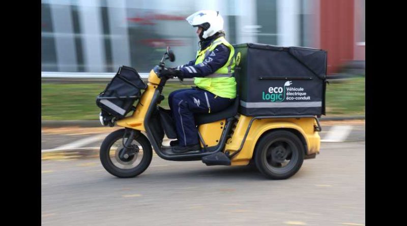 Molsheim : les facteurs effectuent des visites à domicile auprès de leurs clients