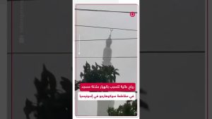 Moment de la chute d'une minaret en Indonésie