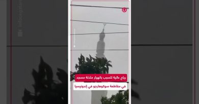 Moment de la chute d'une minaret en Indonésie