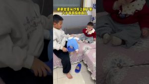 Mon frère cadet tombe du canapé, l'aîné utilise une méthode inattendue.