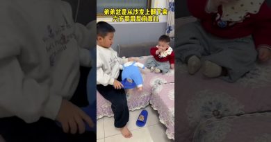 Un Frère Maladroit : Le Papa Chauve Utilise la Parentalité Inversée Mon frère cadet tombe du canapé, l'aîné utilise une méthode inattendue.