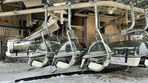 Quelques télécabines sur un rail sont à l'arrêt.