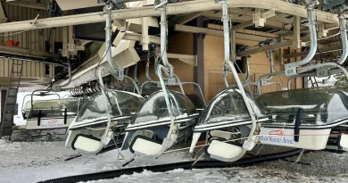 Quelques télécabines sur un rail sont à l'arrêt. 