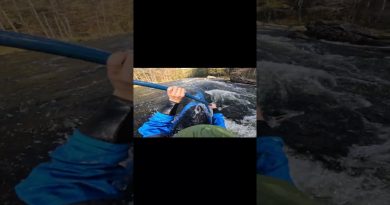 Montage de Surf et Kayak : Aventures en Eaux Vives