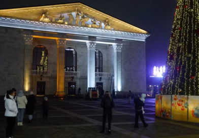 Moscou rouvre le théâtre de Marioupol, sans un mot pour le bombardement de 2022