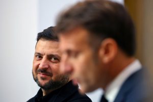Négociations sur l'Ukraine: Zelensky reçu par Macron, Trump fait part de son optimisme