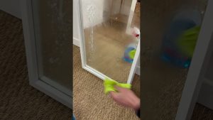 Nettoyez vos vitres gratuitement avec cette astuce DIY !