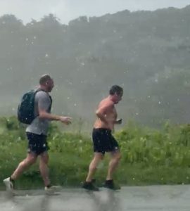 Nicolas Sarkozy torse nu en Guadeloupe tel un contorsionniste créole