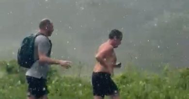 Nicolas Sarkozy torse nu en Guadeloupe tel un contorsionniste créole