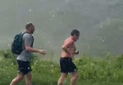 Nicolas Sarkozy torse nu en Guadeloupe tel un contorsionniste créole