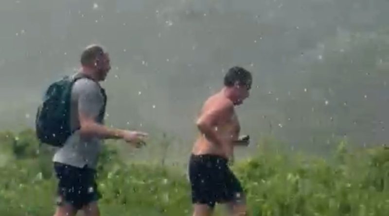 Nicolas Sarkozy torse nu en Guadeloupe tel un contorsionniste créole