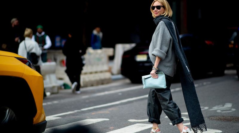 6 façons de porter l'écharpe cet hiver : nouée, drapée et ceinturée