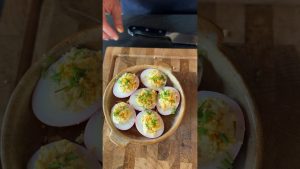 Oeufs mimosa colorés naturellement : une entrée éclatante