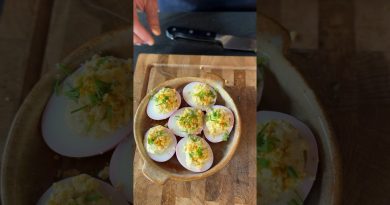 Oeufs mimosa colorés naturellement : une entrée éclatante