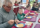 Des repas gratuits et des souvenirs à volonté : ces retraités préfèrent manger à l’école