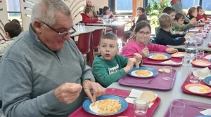 Des repas gratuits et des souvenirs à volonté : ces retraités préfèrent manger à l’école